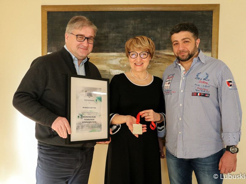 Prezes ENEI Zastalu BC Zielona Góra, Janusz Jasiński (z lewej), Marszałek Województwa Lubuskiego, Elżbieta Anna Polak oraz trener zielonogórskich koszykarzy, Oliver Vidin