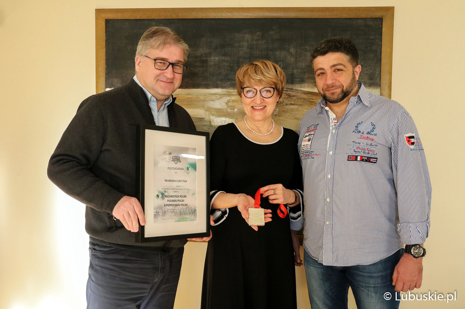 Prezes ENEI Zastalu BC Zielona Góra, Janusz Jasiński (z lewej), Marszałek Województwa Lubuskiego, Elżbieta Anna Polak oraz trener zielonogórskich koszykarzy, Oliver Vidin