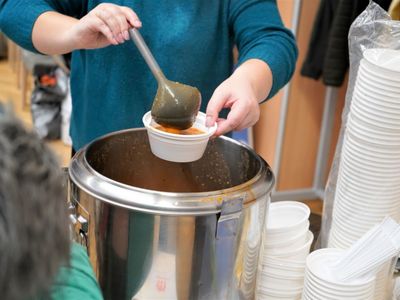 Na dary czekamy w Lubuskim Samorządowym Centrum Pomocowym pod dwoma adresami:
w Zielonej Górze - Sala Kolumnowa Urzędu Marszałkowskiego przy ul. Podgórnej 7 (dojazd pod wejście od strony parkingu za budynkiem), w Gorzowie Wlkp. - biuro zamiejscowe UMWL przy ul. Mościckiego 6. Centra Pomocowe czynne są: od poniedziałku do piątku w godzinach od 8.00 do 18.00, w sobotę i niedzielę w godzinach od 12.00 do 17.00.
