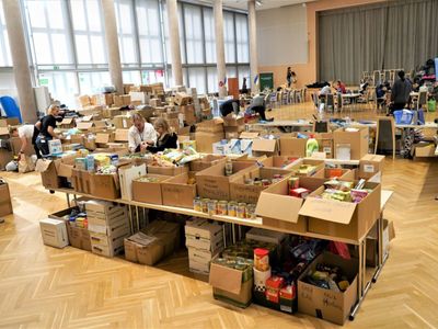 Na dary czekamy w Lubuskim Samorządowym Centrum Pomocowym pod dwoma adresami:
w Zielonej Górze - Sala Kolumnowa Urzędu Marszałkowskiego przy ul. Podgórnej 7 (dojazd pod wejście od strony parkingu za budynkiem), w Gorzowie Wlkp. - biuro zamiejscowe UMWL przy ul. Mościckiego 6. Centra Pomocowe czynne są: od poniedziałku do piątku w godzinach od 8.00 do 18.00, w sobotę i niedzielę w godzinach od 12.00 do 17.00.
