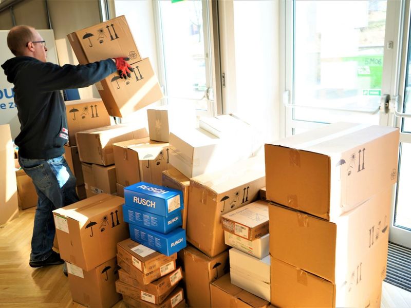 10 marca 2022 r. dojechały do Lubuskiego Samorządowego Centrum Pomocowego w Zielonej Górze: kolejna część środków i artykułów medycznych, które Zarząd Województwa Lubuskiego zadecydował zakupić za 500 tys. zł z rezerwy kryzysowej oraz medykamenty zakupione za pieniądze zabrane podczas dwóch Koncertów Solidarności z Ukrainą w Filharmonii Zielonogórskiej