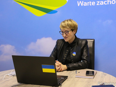 Marszałek Elżbieta Anna Polak podczas połączenia online z przedstawicielami francuskiego Departamentu Aube