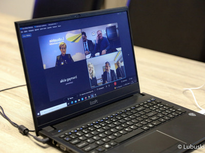 Marszałek Elżbieta Anna Polak podczas połączenia online z przedstawicielami francuskiego Departamentu Aube