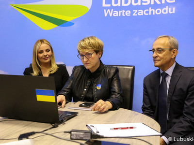 Marszałek Elżbieta Anna Polak podczas połączenia online z przedstawicielami francuskiego Departamentu Aube
