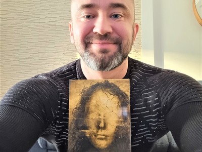 „Zaraza” (Wydawnictwo Czarna Owca) to kolejna powieść, gdzie pochodzący z Zielonej Góry komisarz Igor Brudny w rodzinnym mieście i okolicach tropi „autora” krwawych zbrodni…
