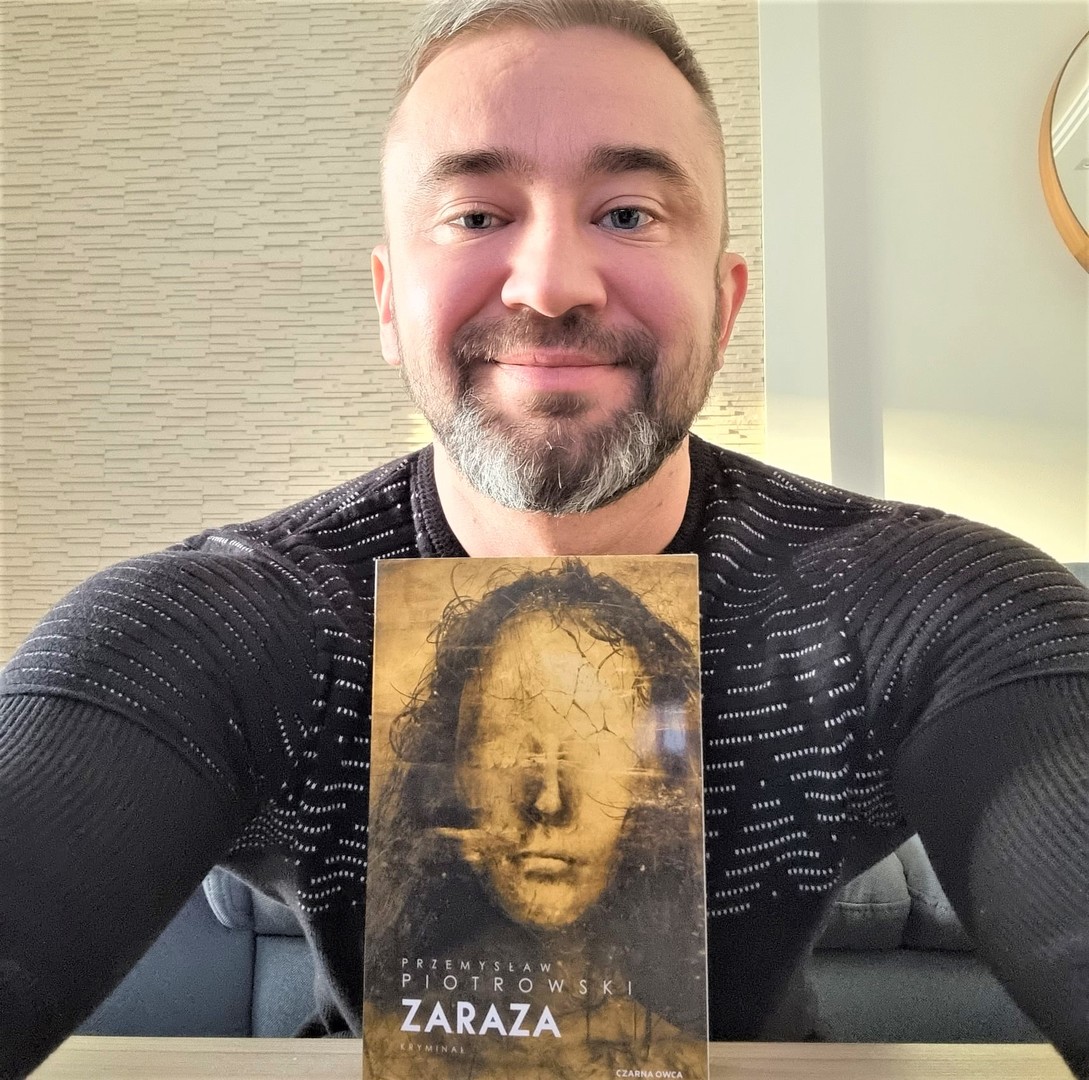 „Zaraza” (Wydawnictwo Czarna Owca) to kolejna powieść, gdzie pochodzący z Zielonej Góry komisarz Igor Brudny w rodzinnym mieście i okolicach tropi „autora” krwawych zbrodni… 