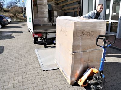 Zamówione przez Zarząd Województwa Lubuskiego środki medyczne przed wysyłką na Ukrainę przechowujemy w Lubuskim Samorządowym Centrum Pomocowym w Sali Kolumnowej Urzędu Marszałkowskiego w Zielonej Górze oraz magazynach Expondo w Zielonej Górze Nowym Kisielinie