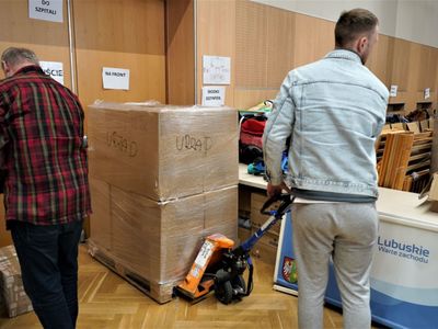 Zamówione przez Zarząd Województwa Lubuskiego środki medyczne przed wysyłką na Ukrainę przechowujemy w Lubuskim Samorządowym Centrum Pomocowym w Sali Kolumnowej Urzędu Marszałkowskiego w Zielonej Górze oraz magazynach Expondo w Zielonej Górze Nowym Kisielinie