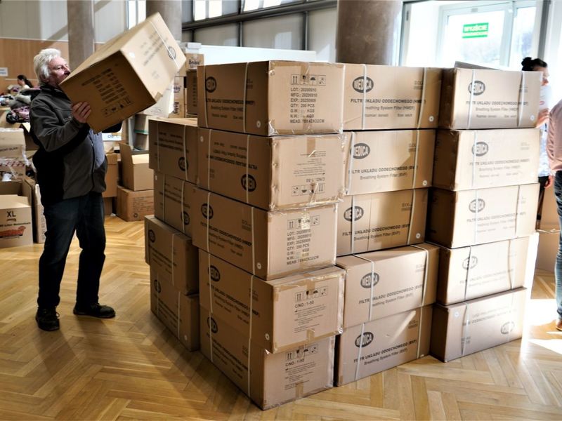 Zamówione przez Zarząd Województwa Lubuskiego środki medyczne przed wysyłką na Ukrainę przechowujemy w Lubuskim Samorządowym Centrum Pomocowym w Sali Kolumnowej Urzędu Marszałkowskiego w Zielonej Górze oraz magazynach Expondo w Zielonej Górze Nowym Kisielinie