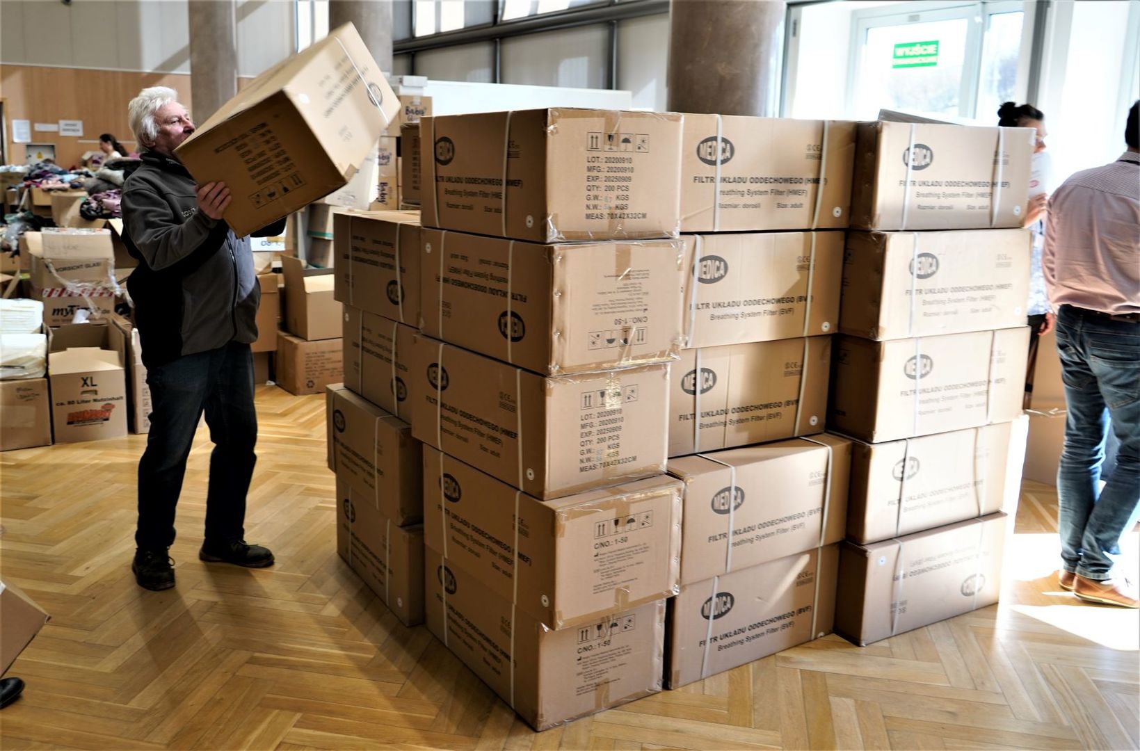 Zamówione przez Zarząd Województwa Lubuskiego środki medyczne przed wysyłką na Ukrainę przechowujemy w Lubuskim Samorządowym Centrum Pomocowym w Sali Kolumnowej Urzędu Marszałkowskiego w Zielonej Górze oraz magazynach Expondo w Zielonej Górze Nowym Kisielinie