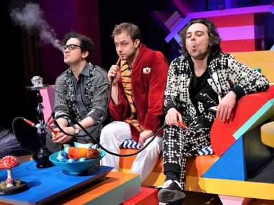 Przyjaciół w „Sztuce” w reżyserii Roberta Czechowskiego grają: Robert Kuraś, James Malcolm i Wojciech Romańczyk. Scenografia i kostiumy są dziełem Adama Łuckiego