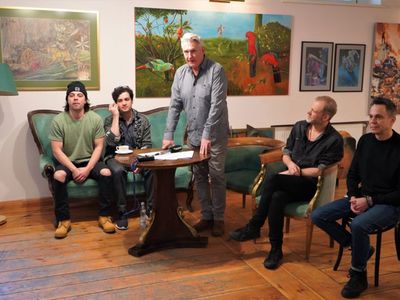 Przyjaciół w „Sztuce” w reżyserii Roberta Czechowskiego grają: Robert Kuraś, James Malcolm i Wojciech Romańczyk. Scenografia i kostiumy są dziełem Adama Łuckiego 