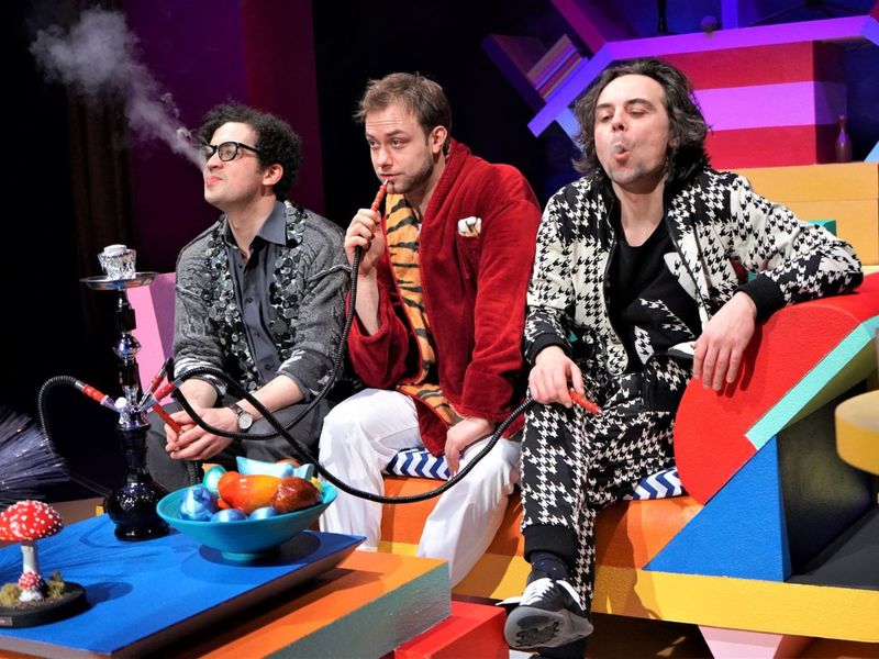Przyjaciół w „Sztuce” w reżyserii Roberta Czechowskiego grają: Robert Kuraś, James Malcolm i Wojciech Romańczyk. Scenografia i kostiumy są dziełem Adama Łuckiego 