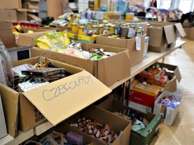 Setki ukraińskich kobiet z dziećmi odwiedza codziennie nasze Lubuskie Samorządowe Centrum Pomocowe w Urzędzie Marszałkowskim. Tu dostają odzież, żywność, pomoc prawną… 