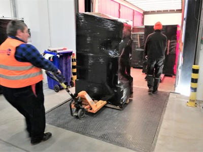 W poniedziałek, 14 marca 2022 r. do magazynu w Zielonej Górze Nowym Kisielinie przyjechała kolejna transza środków medycznych zakupionych przez Zarząd Województwa Lubuskiego dla ukraińskich szpitali.