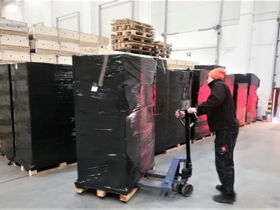 W poniedziałek, 14 marca 2022 r. do magazynu w Zielonej Górze Nowym Kisielinie przyjechała kolejna transza środków medycznych zakupionych przez Zarząd Województwa Lubuskiego dla ukraińskich szpitali. 