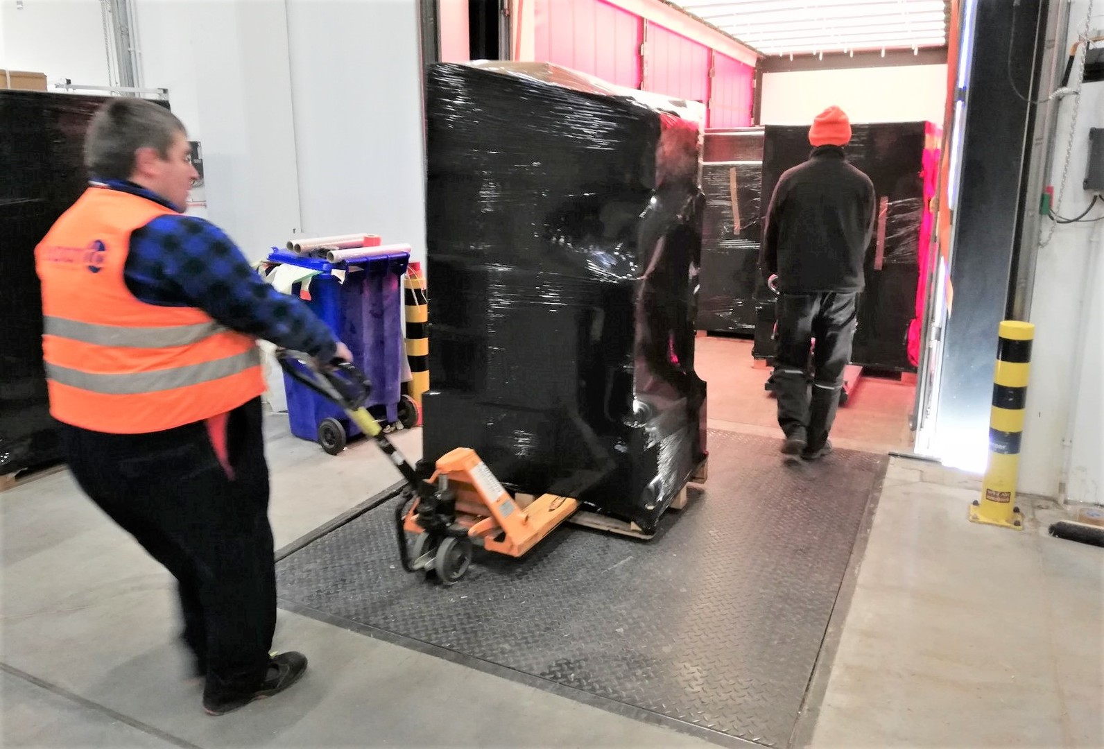 W poniedziałek, 14 marca 2022 r. do magazynu w Zielonej Górze Nowym Kisielinie przyjechała kolejna transza środków medycznych zakupionych przez Zarząd Województwa Lubuskiego dla ukraińskich szpitali.