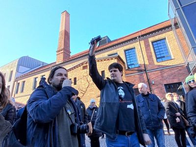 Przewodnikami niedzielnego spaceru winiarskiego byli red. Szymon Płóciennik z „Gazety Wyborczej” i Bartłomiej Gruszka – prezes Fundacji Tłocznia