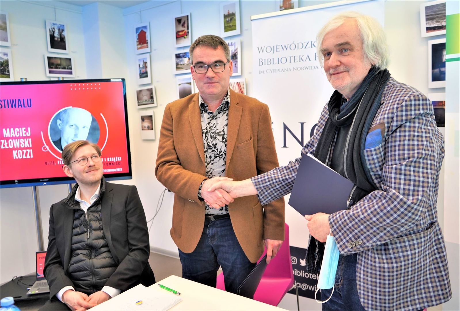 14 marca 2022 r. Konferencja prasowa w Wojewódzkiej i Miejskiej Bibliotece Publicznej im. Cypriana Norwida w Zielonej Górze na temat 8. (11) Kozzi Film Festiwalu (10-14 czerwca 2022 r.)