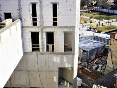 Marzec 2022 r. Jeszcze trochę i budowlańcy zamkną najwyższą kondygnację Sceny Lalkowej Lubuskiego Teatru, który wyrosła na pl. Teatralnym w Zielonej Górze. Widać łącznik, którym aktorzy i obsługa będą mogli przechodzić do nowego obiektu z głównej siedziby LT. 