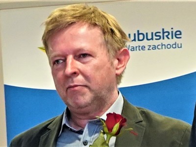 Krzysztof Fedorowicz – to poeta, prozaik, felietonista.  W obszarze jego szczególnych zainteresowań znajduje się tradycja winiarska i związana z nią enoturystyka. Z powodzeniem prowadzi Winnicę Miłosz w Łazie w gminie Zabór.