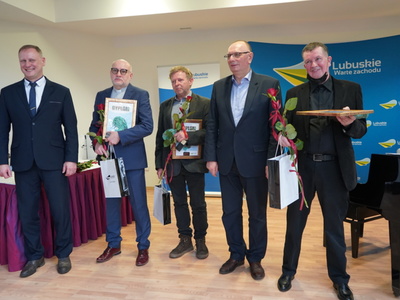 Nagrodę Kulturalną Marszałka Województwa Lubuskiego 2021 wręczył Krzysztofowi Fedorowiczowi wicemarszałek Stanisław Tomczyszyn