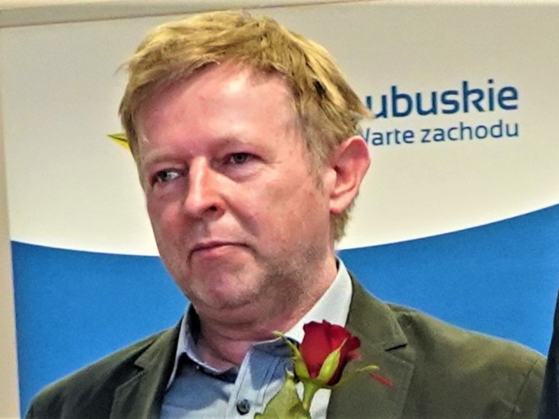 Krzysztof Fedorowicz – to poeta, prozaik, felietonista.  W obszarze jego szczególnych zainteresowań znajduje się tradycja winiarska i związana z nią enoturystyka. Z powodzeniem prowadzi Winnicę Miłosz w Łazie w gminie Zabór. 
