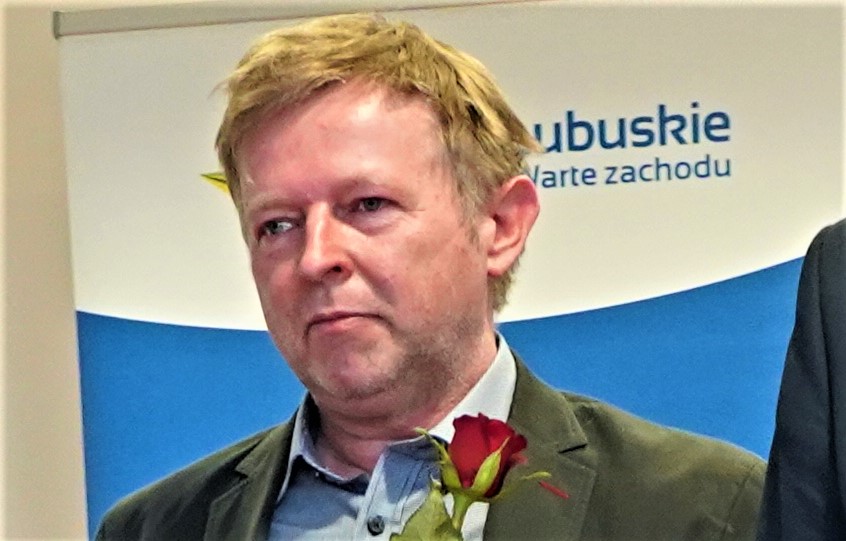 Krzysztof Fedorowicz – to poeta, prozaik, felietonista. W obszarze jego szczególnych zainteresowań znajduje się tradycja winiarska i związana z nią enoturystyka. Z powodzeniem prowadzi Winnicę Miłosz w Łazie w gminie Zabór.