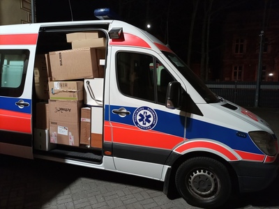 Jedna z dwóch karetek pogotowia wypełniona artykułami medycznymi dla szpitala we Lwowie
