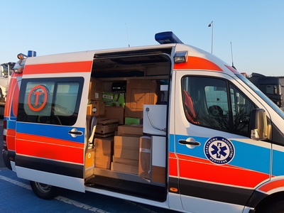 Jedna z dwóch karetek pogotowia wypełniona artykułami medycznymi dla szpitala we Lwowie