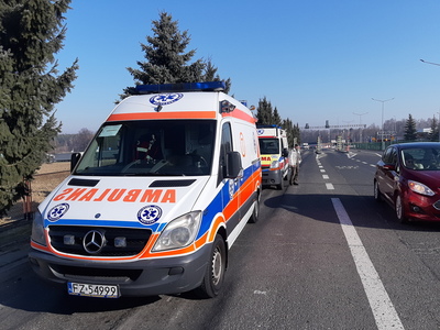 Dwie karetki pogotowia - z Zielonej Góry i Gorzowa Wlkp. - stoją na granicy polsko-ukraińskiej. Pojazdy decyzją Zarządu Województwa Lubuskiego zostały przekazane do Lwowskiego Obwodowego Klinicznego Centrum Diagnostycznego w formie darowizny.