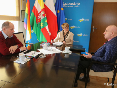 Marszałek Województwa Lubuskiego Elżbieta Anna Polak oraz przedstawiciele Lubuskiej Rady Pamięci: Jerzy Przybecki i gen. w stanie spoczynku, Zbigniew Szura.