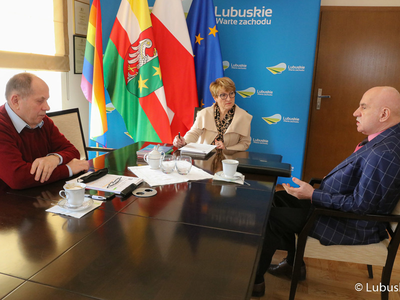 Marszałek Województwa Lubuskiego Elżbieta Anna Polak oraz przedstawiciele Lubuskiej Rady Pamięci: Jerzy Przybecki i gen. w stanie spoczynku, Zbigniew Szura. 