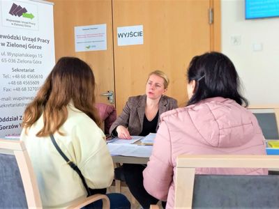 Lubuskie Samorządowe Centrum Pomocowe działa w Sali Kolumnowej Urzędu Marszałkowskiego w Zielonej Górze przy ul. Podgórnej oraz w Biurze Zamiejscowym UMWL przy ul. Mościckiego 6 w Gorzowie Wlkp. W obu puntach czekają na uchodźców z Ukrainy doradcy zawodowi z WUP.