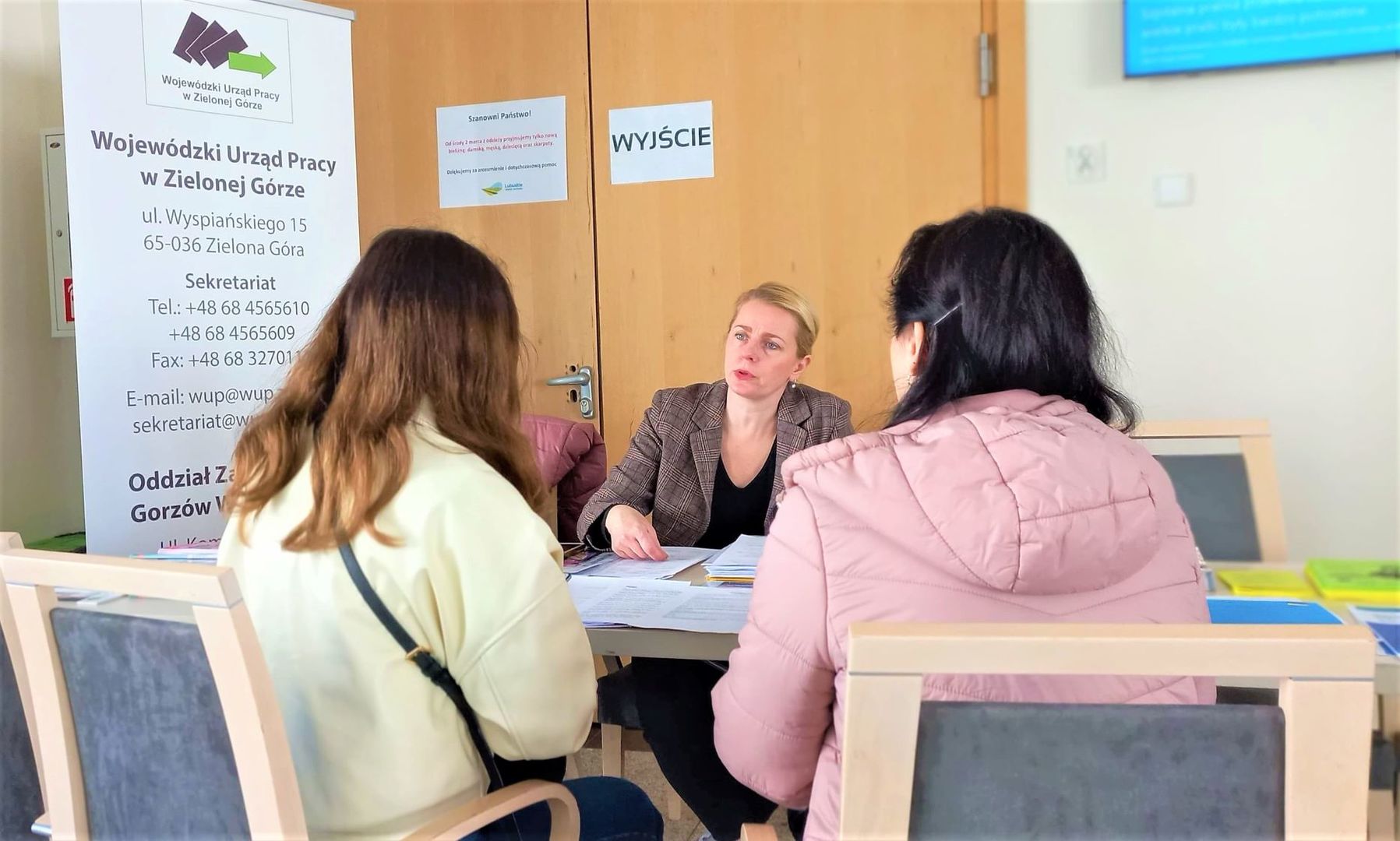 Lubuskie Samorządowe Centrum Pomocowe działa w Sali Kolumnowej Urzędu Marszałkowskiego w Zielonej Górze przy ul. Podgórnej oraz w Biurze Zamiejscowym UMWL przy ul. Mościckiego 6 w Gorzowie Wlkp. W obu puntach czekają na uchodźców z Ukrainy doradcy zawodowi z WUP. 