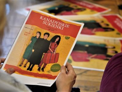 W sobotę, 26 marca 2022 r. - w przededniu Międzynarodowego Dnia Teatru – premiera „Kanadyjskich sukienek” Macieja Archona Michalskiego na scenie Lubuskiego Teatru w Zielonej Górze.,