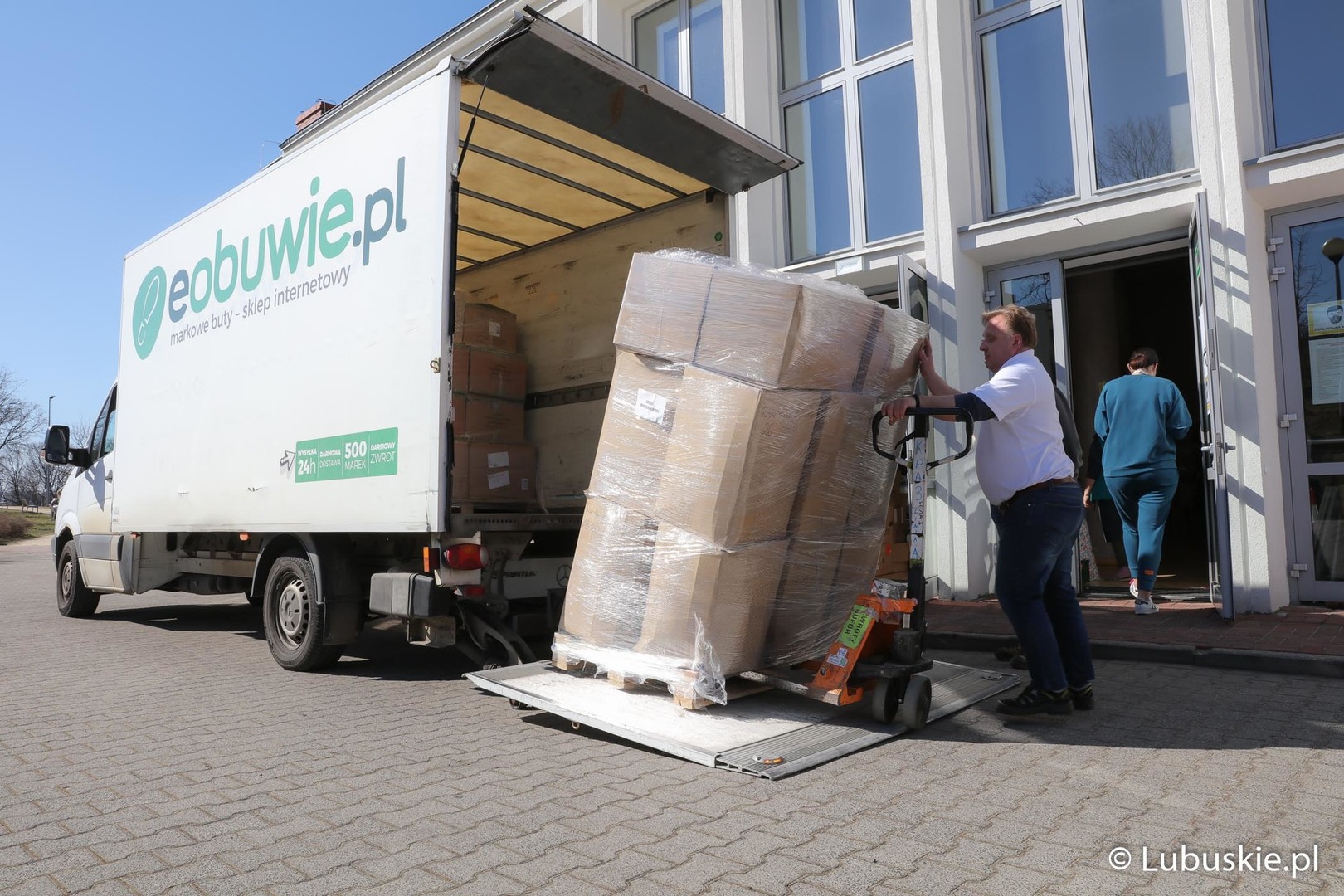 Zielonogórska firma Modivo przekazała w darze dla uchodźców z Ukrainy 5 palet butów