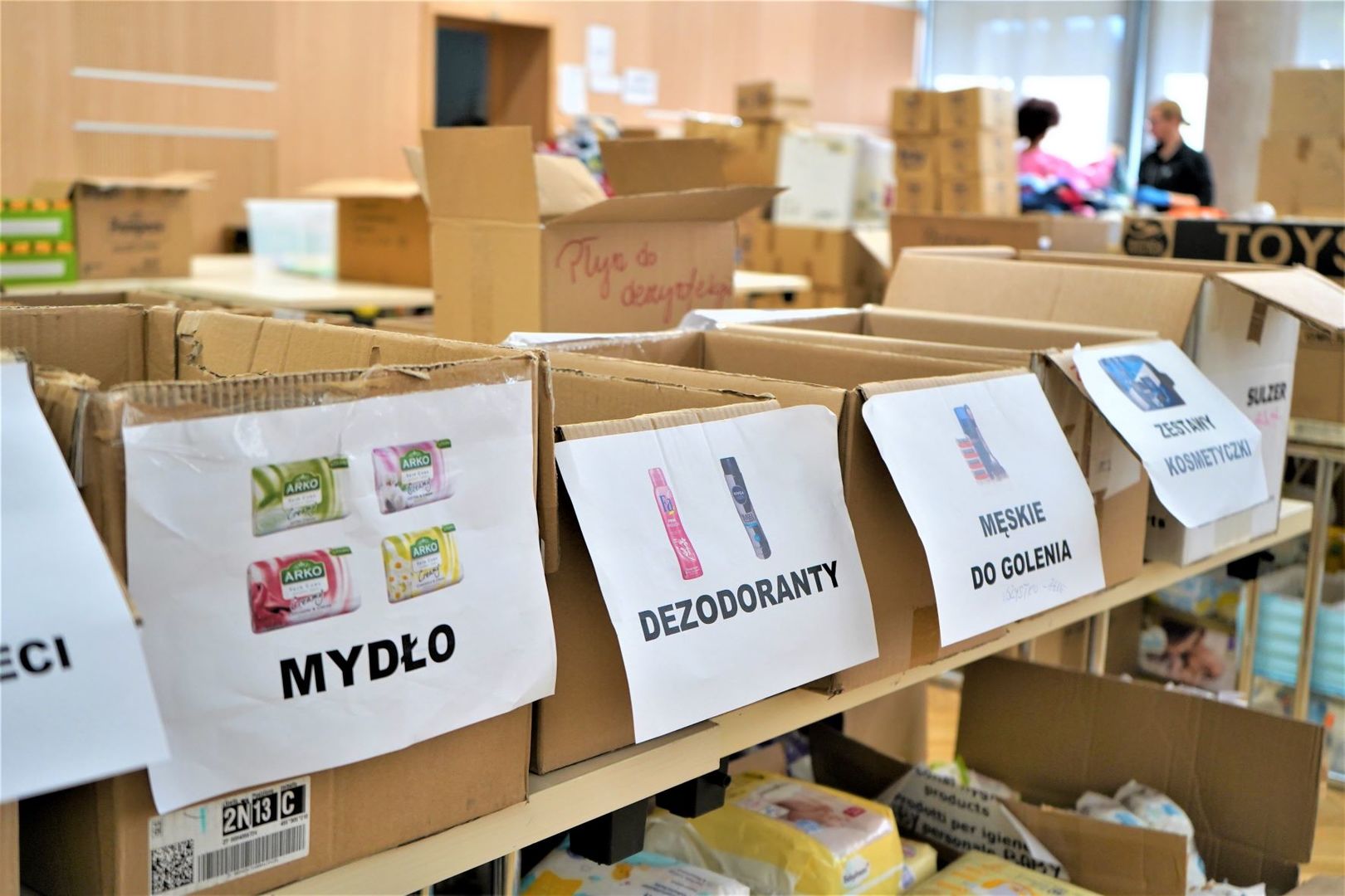 Codzienne punkty Lubuskiego Samorządowego Centrum Pomocowego w Urzędzie Marszałkowskim w Zielonej Górze i Biurze Zamiejscowym UMWL w Gorzowie odwiedzają setki potrzebujących uchodźców z Ukrainy. Na bieżąco aktualizujemy listę potrzebnych produktów i rzeczy. 