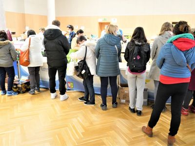 We wtorek, 29 marca 2022 r. do Lubuskiego Samorządowego Centrum Pomocowego w Urzędzie Marszałkowskim w Zielonej Górze dotarły transporty z darami dla uchodźców z Ukrainy. Dojechała ciężarówka z Luksemburga, z rzeczami zebranymi przez mieszkających tam Polaków w polskim sklepie Sarunia oraz bus z Hanoweru – z darami zebranymi przez tamtejsze Towarzystwo Non-profit na Rzecz Integracyjnej Pracy z Niepełnosprawnymi – GiB. 