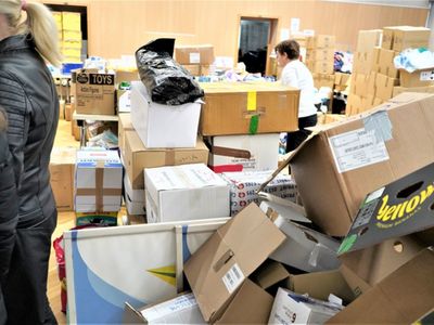 We wtorek, 29 marca 2022 r. do Lubuskiego Samorządowego Centrum Pomocowego w Urzędzie Marszałkowskim w Zielonej Górze dotarły transporty z darami dla uchodźców z Ukrainy. Dojechała ciężarówka z Luksemburga, z rzeczami zebranymi przez mieszkających tam Polaków w polskim sklepie Sarunia oraz bus z Hanoweru – z darami zebranymi przez tamtejsze Towarzystwo Non-profit na Rzecz Integracyjnej Pracy z Niepełnosprawnymi – GiB. 