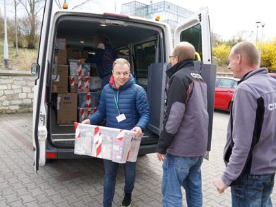 We wtorek, 29 marca 2022 r. do Lubuskiego Samorządowego Centrum Pomocowego w Urzędzie Marszałkowskim w Zielonej Górze dotarły transporty z darami dla uchodźców z Ukrainy. Dojechała ciężarówka z Luksemburga, z rzeczami zebranymi przez mieszkających tam Polaków w polskim sklepie Sarunia oraz bus z Hanoweru – z darami zebranymi przez tamtejsze Towarzystwo Non-profit na Rzecz Integracyjnej Pracy z Niepełnosprawnymi – GiB. 