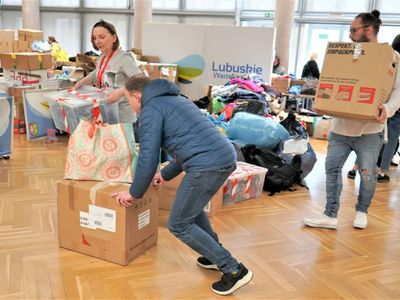 We wtorek, 29 marca 2022 r. do Lubuskiego Samorządowego Centrum Pomocowego w Urzędzie Marszałkowskim w Zielonej Górze dotarły transporty z darami dla uchodźców z Ukrainy. Dojechała ciężarówka z Luksemburga, z rzeczami zebranymi przez mieszkających tam Polaków w polskim sklepie Sarunia oraz bus z Hanoweru – z darami zebranymi przez tamtejsze Towarzystwo Non-profit na Rzecz Integracyjnej Pracy z Niepełnosprawnymi – GiB.