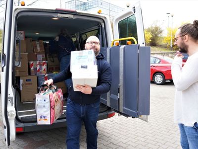 We wtorek, 29 marca 2022 r. do Lubuskiego Samorządowego Centrum Pomocowego w Urzędzie Marszałkowskim w Zielonej Górze dotarły transporty z darami dla uchodźców z Ukrainy. Dojechała ciężarówka z Luksemburga, z rzeczami zebranymi przez mieszkających tam Polaków w polskim sklepie Sarunia oraz bus z Hanoweru – z darami zebranymi przez tamtejsze Towarzystwo Non-profit na Rzecz Integracyjnej Pracy z Niepełnosprawnymi – GiB. 