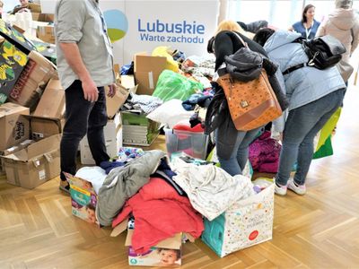 We wtorek, 29 marca 2022 r. do Lubuskiego Samorządowego Centrum Pomocowego w Urzędzie Marszałkowskim w Zielonej Górze dotarły transporty z darami dla uchodźców z Ukrainy. Dojechała ciężarówka z Luksemburga, z rzeczami zebranymi przez mieszkających tam Polaków w polskim sklepie Sarunia oraz bus z Hanoweru – z darami zebranymi przez tamtejsze Towarzystwo Non-profit na Rzecz Integracyjnej Pracy z Niepełnosprawnymi – GiB. 