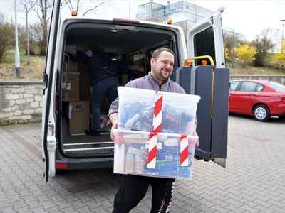 We wtorek, 29 marca 2022 r. do Lubuskiego Samorządowego Centrum Pomocowego w Urzędzie Marszałkowskim w Zielonej Górze dotarły transporty z darami dla uchodźców z Ukrainy. Dojechała ciężarówka z Luksemburga, z rzeczami zebranymi przez mieszkających tam Polaków w polskim sklepie Sarunia oraz bus z Hanoweru – z darami zebranymi przez tamtejsze Towarzystwo Non-profit na Rzecz Integracyjnej Pracy z Niepełnosprawnymi – GiB. 