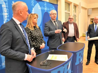 31 marca 2022 r. Urząd Marszałkowski Województwa Lubuskiego. Uroczyste podpisanie aneksu dotyczącego zwiększenia dofinansowania w projekcie „Termomodernizacja obiektów i sieci Niepublicznego Zakładu Opieki Zdrowotnej Szpital im. Prof. Z. Religi w Słubicach”.