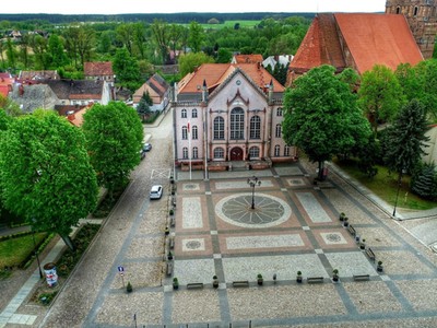 Ośno Lubuskie otrzyma 40 tys. zł dotacji na remont południowo-wschodniej elewacji ratusza (to już drugie etap prac) oraz 20 tys. zł na zabezpieczenie, wzmocnienie i renowację odcinka muru obronnego z przełomu XIV i XV w. – z basztą Zwinger. Autorem zdjęcia jest mistrz podniebnej fotografii – Grzegorz Walkowski. 