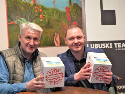 Dyrektor Lubuskiego Teatru Robert Czechowski i prezes zarządu Stowarzyszenia Warto Jest Pomagać Grzegorz Hryniewicz zachęcają do kwesty na rzecz Ukrainy