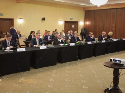 Pierwsze posiedzenie Konwentu Marszałków Województw Rzeczpospolitej Polskiej w Kielcach w okresie prezydencji województwa świętokrzyskiego odbywa się od 6 do 8 kwietnia 2022 r. w formule hybrydowej. 
