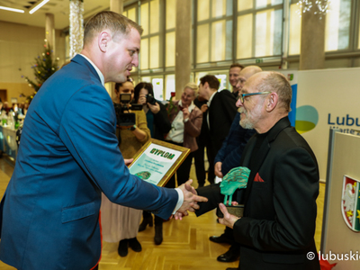 W 2019 roku Zdzisław Bazylewicz, obchodzący wówczas 40-lecie pracy twórczej, otrzymał Nagrodę Kulturalną Marszałka Województwa Lubuskiego. Laur wręczyli artyście podczas sesji sejmiku marszałek Elżbieta Anna Polak i wicemarszałek Łukasz Porycki. 